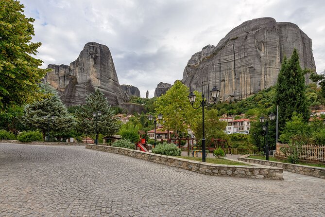 2-Day Delphi Meteora Tour From Athens - Lunch in Kalambaka and the return via Thermopylae
