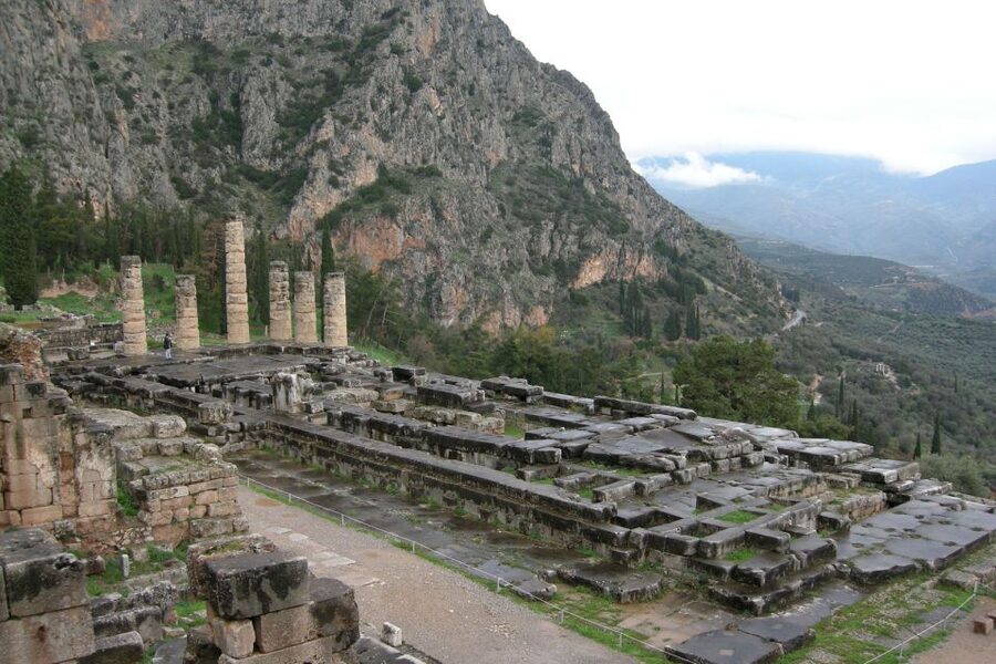 2 days Spanish guided tour in Delphi and Meteora - Leaving Athens for Delphi