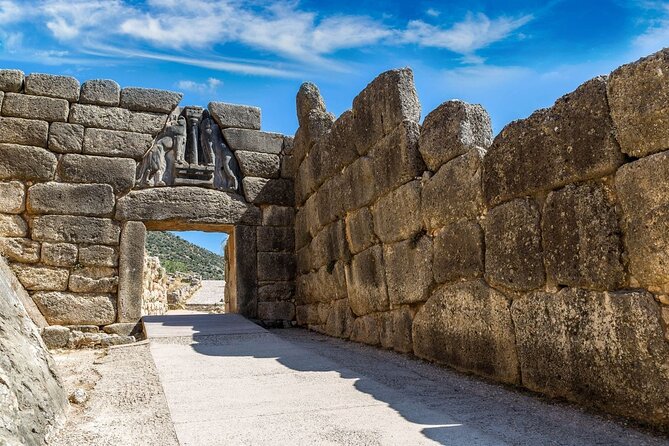 4-Day Private Peloponnese, Delphi and Meteora Tour from Athens - Day three: Delphi and the Thermopylae battlefield