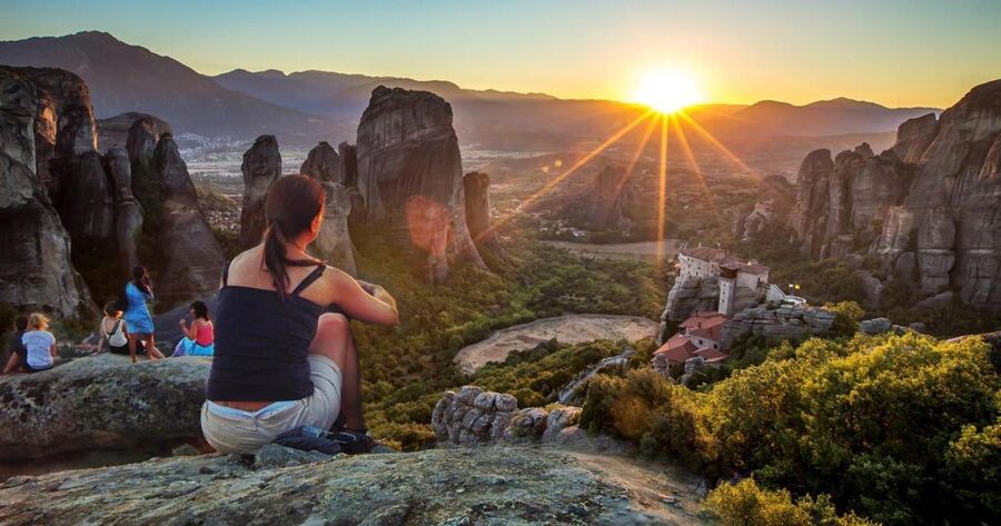 Athens: 2-Day Meteora Tour in Spanish with Guide & Hotel - What the $123 price really buys you