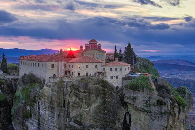 Athens: 3 days 2 nights Meteora with small size tours & hotel - Day one: arriving under the Meteora rocks