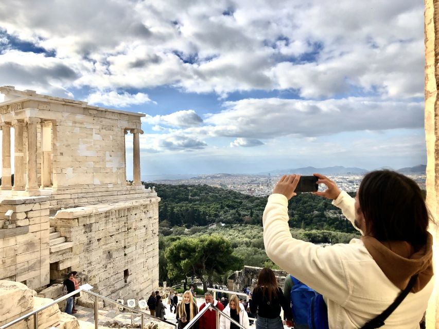 Athens:Acropolis - Historical Center Walking Tour in Spanish - Plaka gives the morning a different rhythm