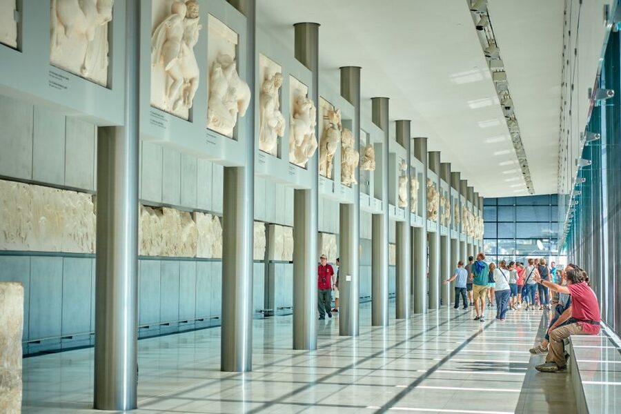 Athens: Acropolis Museum Private Guided Tour - The first statues: kouroi and korai