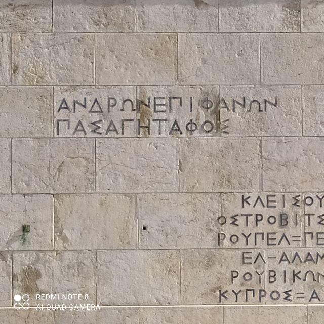Athens city center walking tour - Plaka’s narrow streets and colorful houses
