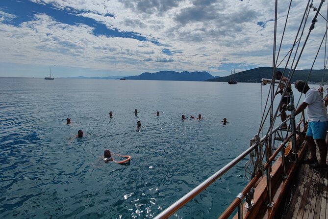 Athens cruise: Agistri, Moni/Metopi, Aegina with lunch & drinks - The boat, seating, and pace of the day