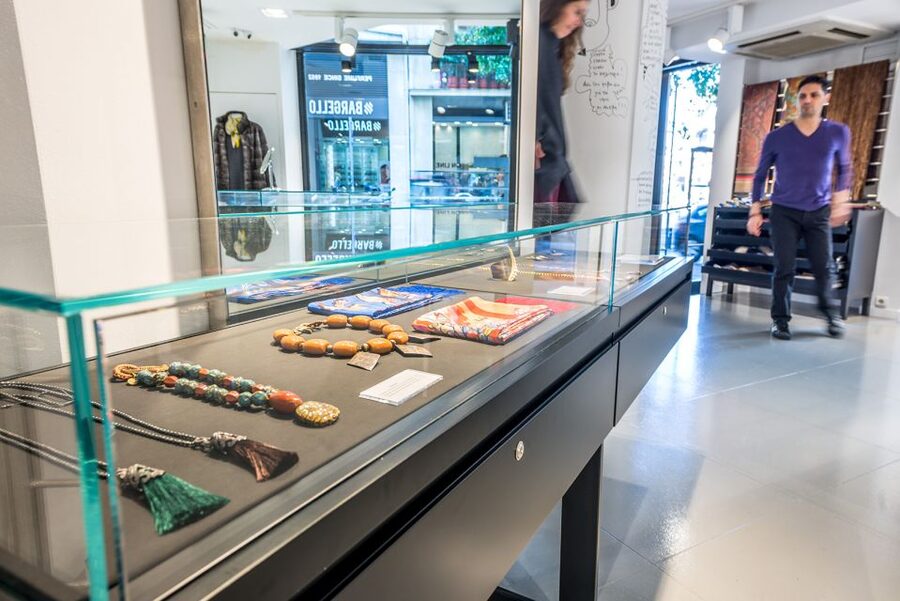 Athens: Greek Fashion Shopping Tour with a Local Expert - How the 3.5-hour schedule works