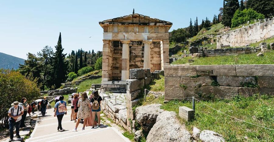 Athens: Mythology of Delphi, Museum and Arachova Guided Tour - What to bring for a comfortable day