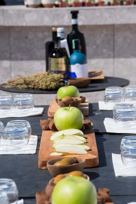 ''Athens Olive Oil Tasting'' - Learning to taste instead of simply dipping bread