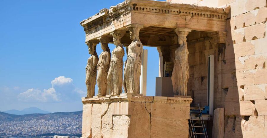 Athens: The Acropolis and Acropolis Museum Tour in Dutch - Passing through the Propylaea