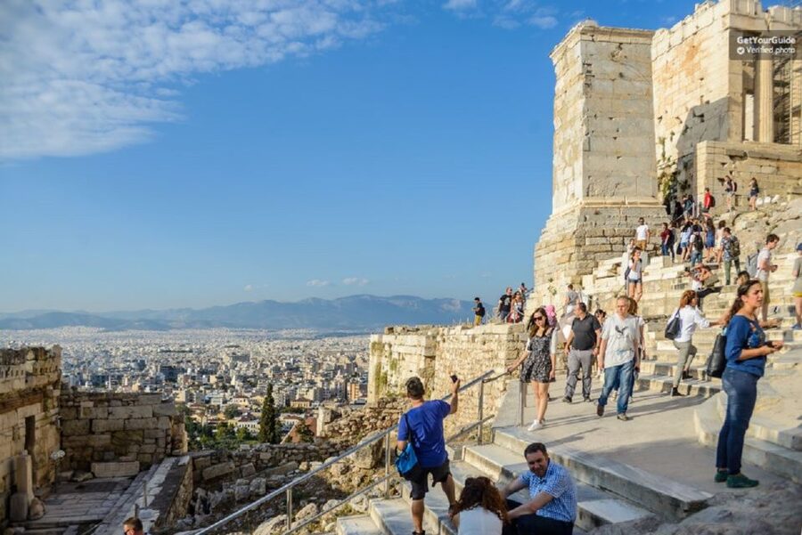 Athens: The Acropolis Walking Group Tour with a French Guide - The Erechtheum and its famous Caryatids