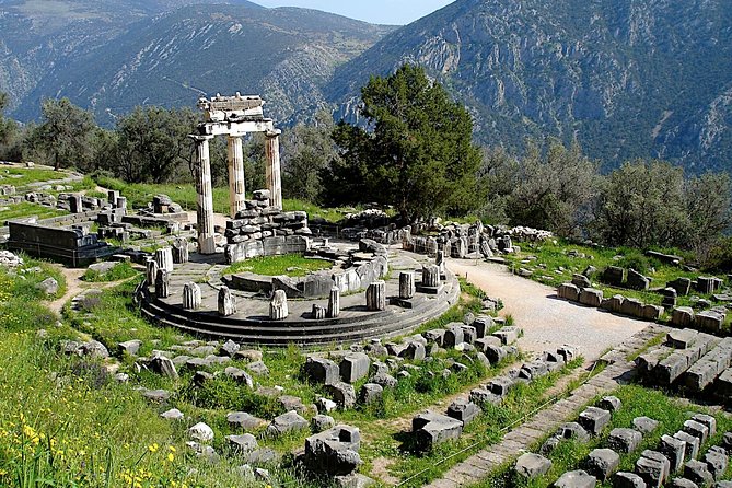 Award-Winning 2-Day Private Delphi & Meteora Tour - Thermopylae and the long road back
