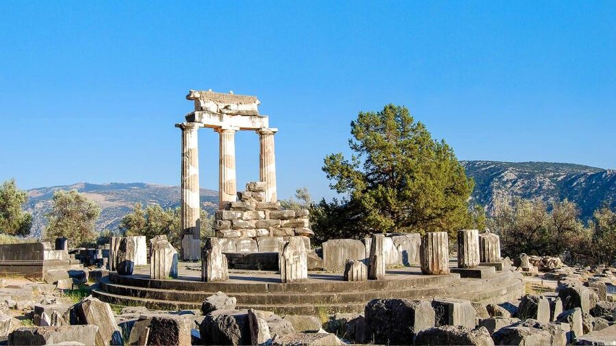 Delphi: Audiovisual self-guided tour with 3D models - The Charioteer, the Sphinx, and Delphi’s art