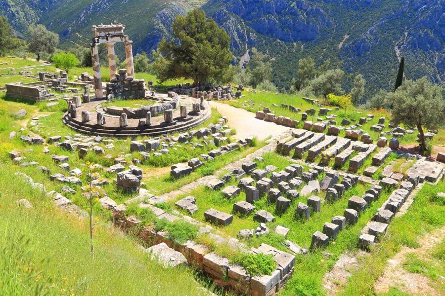 Delphi: Private Day Tour from Athens with Luxurious Vehicle - From Athens through Thebes, Livadia, and Distomo