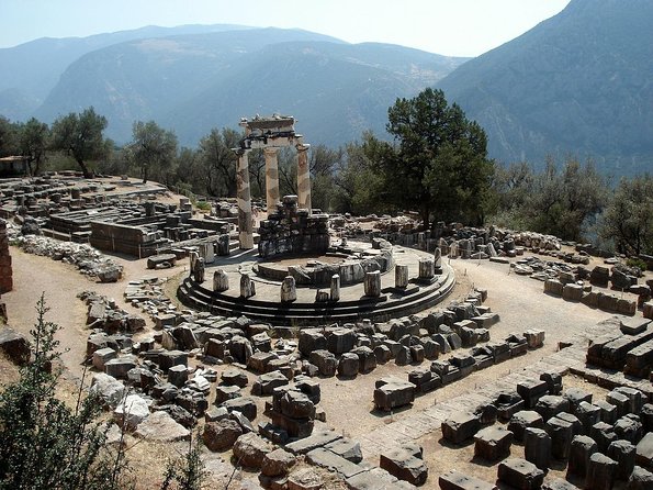 Delphi & Thermopylae Full Day Private Tour from Athens - Walking Through Delphi’s Sanctuary