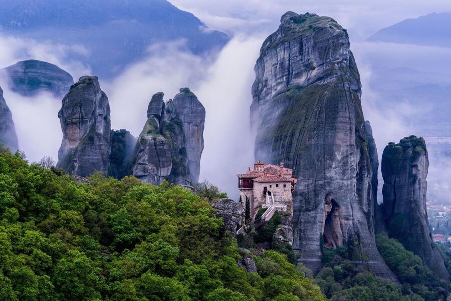 From Athens: 2 Days Meteora, Thermopylae & Delphi Tour - Day 1: The 8:00 bus from Athens to Kalambaka
