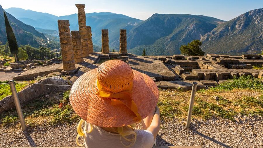 From Athens: 3 Days in Meteora & Delphi with Tours & Hotel - Day 3: The road to Delphi via Thermopylae