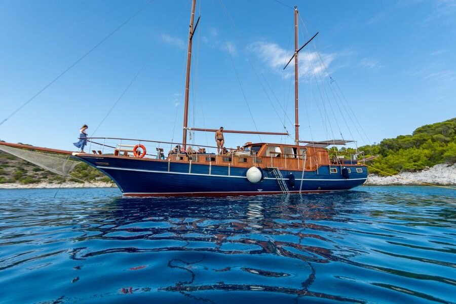From Athens: Aegina, Agistri and Metopi Day Cruise w/ Lunch - Agistri: pine-scented roads and blue water