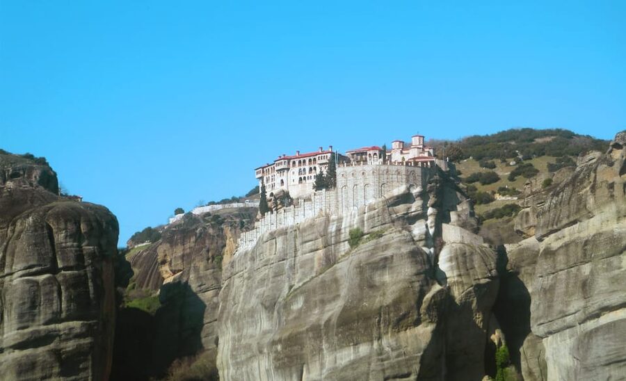 From Athens: Meteora Full-Day Trip with Guide on Luxury Bus - First views of Meteora and the Kalampaka valley