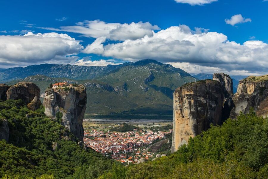 From Athens or Piraeus: Meteora Full-Day Private Trip - Lunch in a nearby village