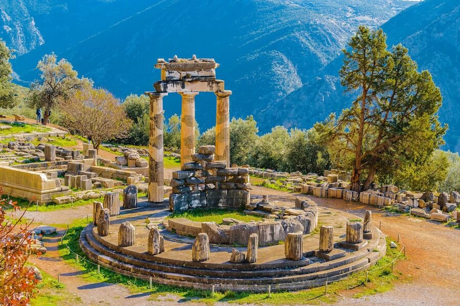 From Athens: Private Delphi and Thermopylae Guided Day Trip - The long road to Delphi