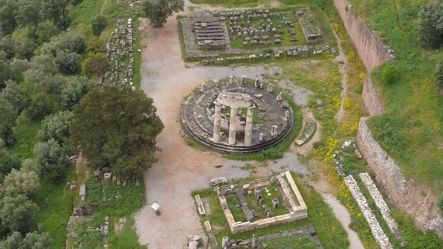 From Athens: Private Delphi and Thermopylae Guided Day Trip - Delphi’s sanctuary of Apollo