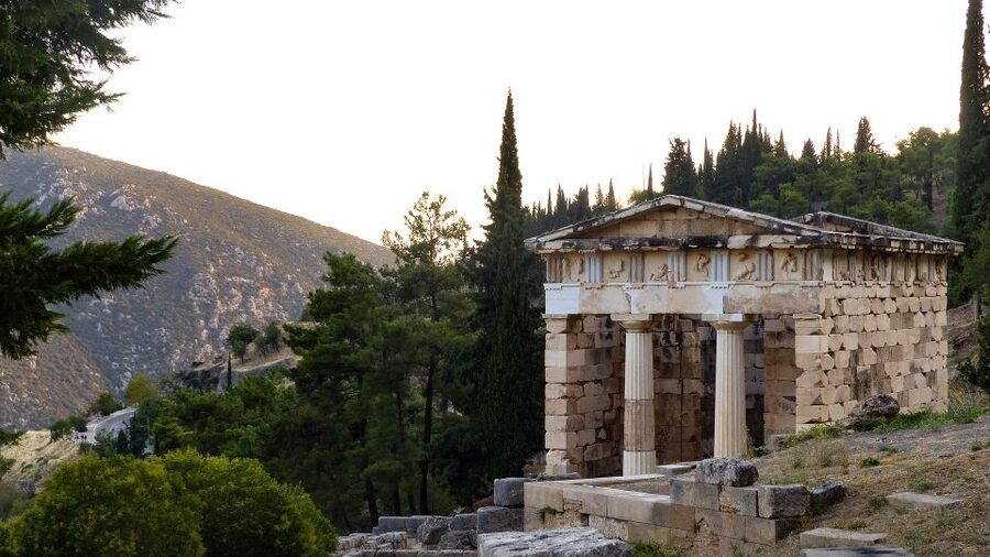 From Athens: Private Delphi and Thermopylae Guided Day Trip - Lunch above Itea and Amfissa