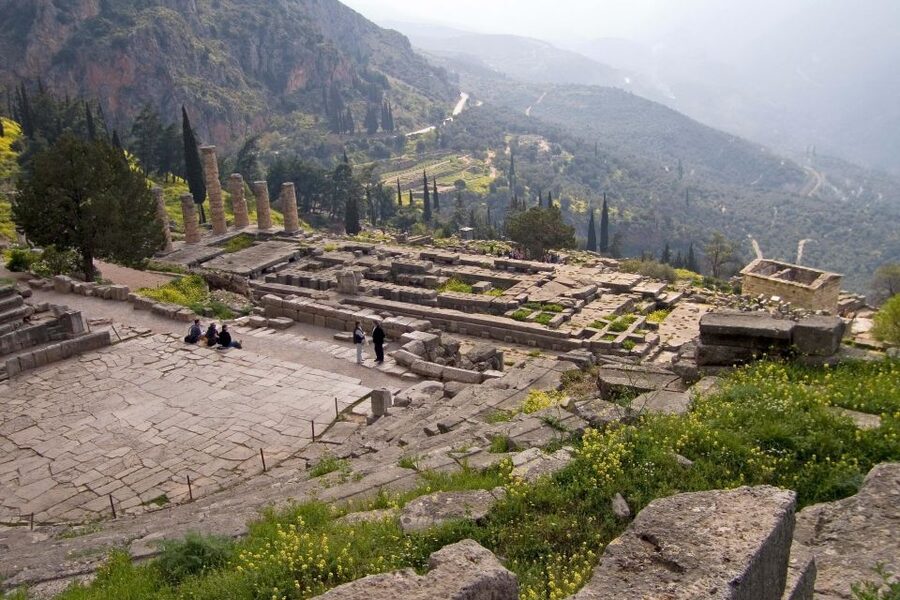 From Athens: Temple of Apollo and Oracle Delphi Day Trip - The drive through Thebes and Boeotia