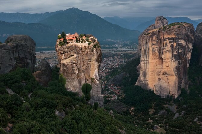 "Meteora Highlights: A Journey Among the Sky-High Monasteries" - Meteora and the first look at the rocks
