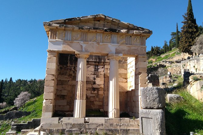 Private Delphi and Hosios Loukas Monastery - Great Lunch and Drinks Included - Why the private format matters on the road from Athens
