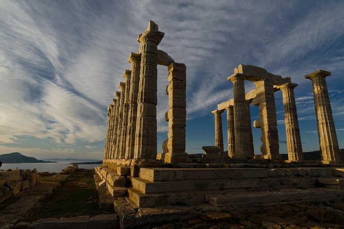 Private tour to Cape Sounio with exquisite meal at Vouliagmeni - Reading the Temple of Poseidon