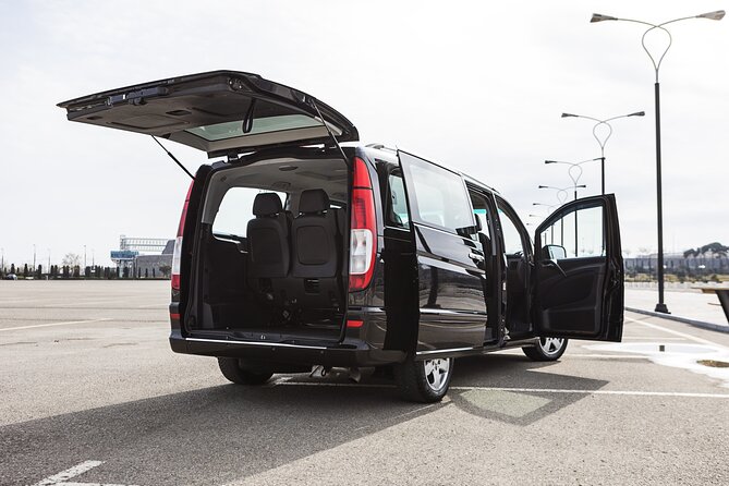 Private Transfer Athens International Airport to Athens Center - A chauffeur who helps you get oriented