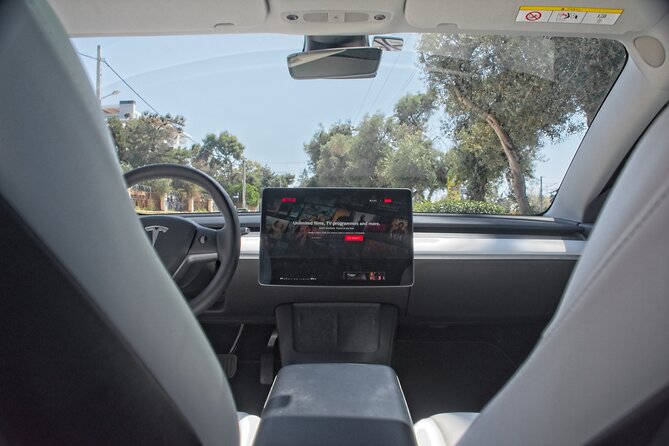 Private Transfer from Athens Airport to Athens City with Tesla - A private arrival without the airport taxi queue