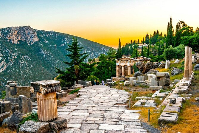 Visit Delphi the famous oracle! Explore the mysteries of the ancient world! - Modern Delphi and the view toward Itea